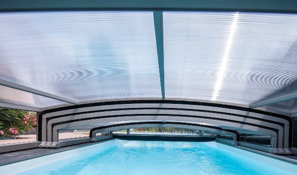 Abri de piscine en aluminium : choisir un abri de piscine métallique