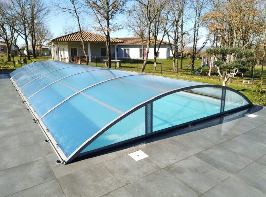 solution de couverture de piscine gris